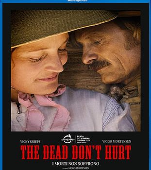 La prima inquadratura di The Dead Don't Hurt - I morti non soffrono destabilizza. Un cavaliere medievale avanza nella foresta al ritmo di un respiro, pesante come un rantolo.